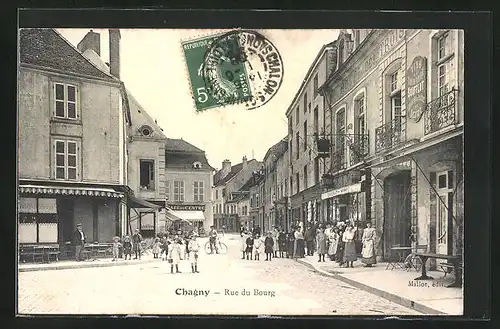AK Chagny, Rue du Bourg, Menschen auf der Strasse