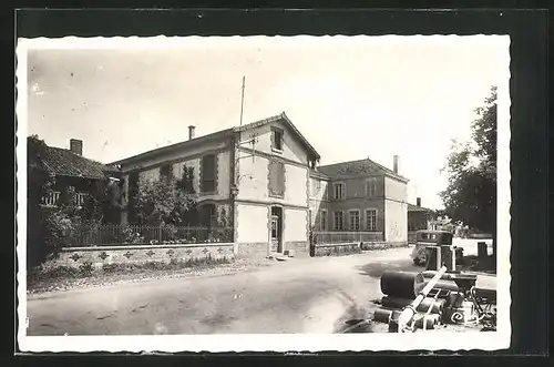 AK Varennes-Saint-Sauveur, Strassenpartie mit Gebäudeansicht