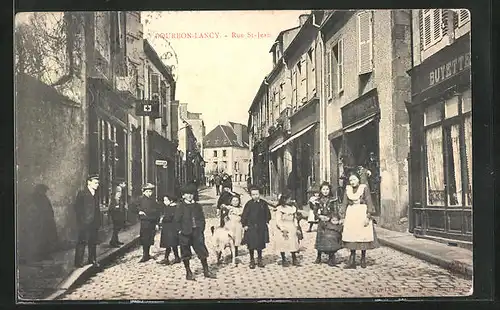 AK Bourbon-Lancy, Rue St-Jean, Kinder in der Strasse
