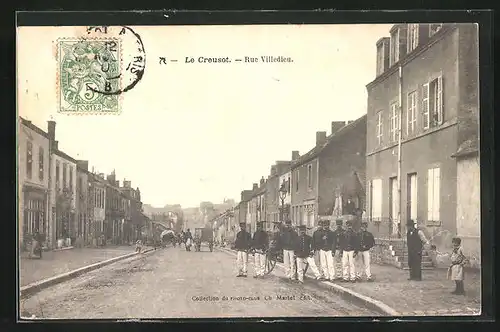 AK Le Creusot, Rue Villedieu, Strassenpartie mit Soldaten