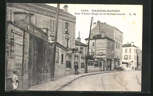 AK Maisons-Alfort, Rue Victor-Hugo et la Gendarmerie