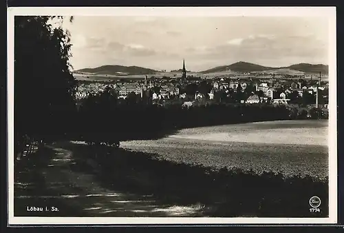 AK Löbau, Blick von einer Strasse auf die Stadt