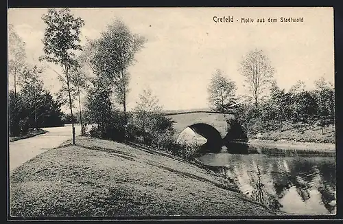 AK Krefeld, Stadtwald, Flusspartie mit Brücke