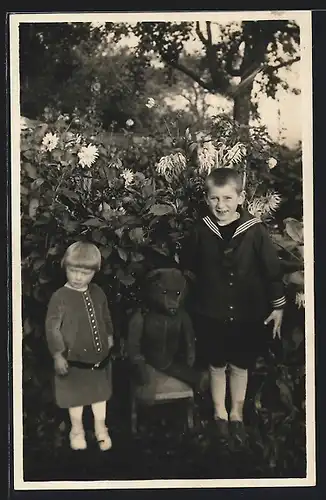 AK Geschwisterpaar mit grossem Teddy im Garten
