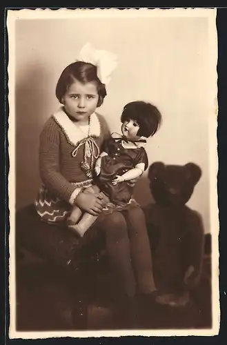 Foto-AK Mädchen mit Puupe auf dem Schoss, Teddy sitzt daneben auf dem Boden