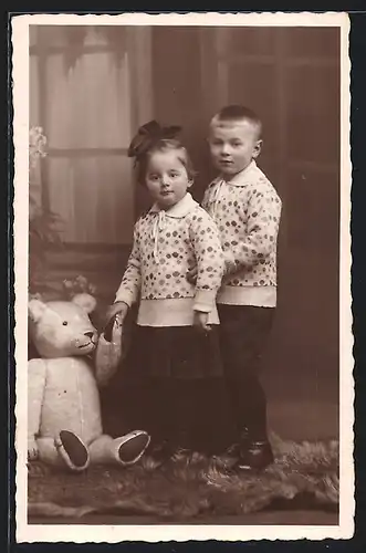 Foto-AK Niedliches Kinderpaar mit grossem Teddy