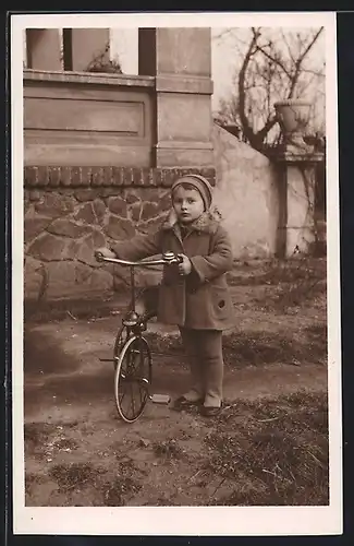 Foto-AK Kind schiebt sein Dreirad