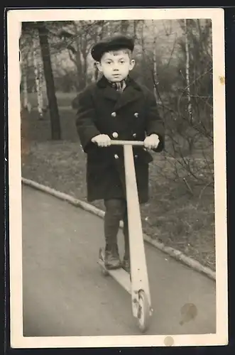 Foto-AK Bube fährt auf seinem Holzroller