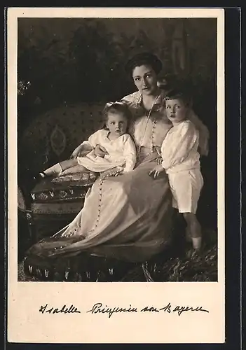 AK Isabelle Prinzessin von Bayern mit ihren Kindern auf einem Diwan