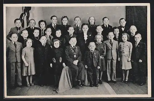 AK Berlin-Niederschönhausen, Gruppenfoto des Ensemble von Schäfers Märchenstadt Liliput im Lunapark Schönholz