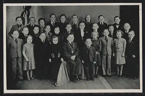 AK Berlin-Niederschönhausen, Gruppenfoto des Ensemble von Schäfers Märchenstadt Liliput im Lunapark Schönholz