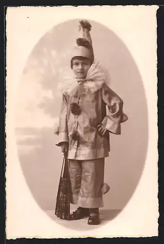 Foto-AK Bube im Harlekin-Kostüm und Fächer in der Hand