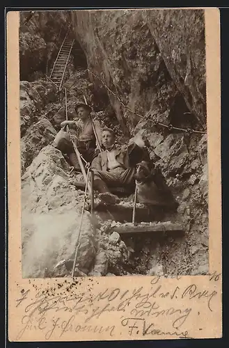 AK Zwei Buben machen Rast vom Bergsteigen