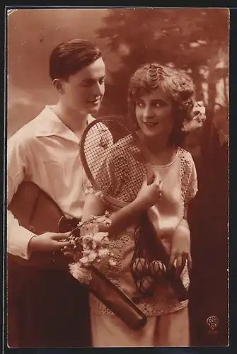 AK Liebespaar mit Tennisschlägern in flirtender Pose