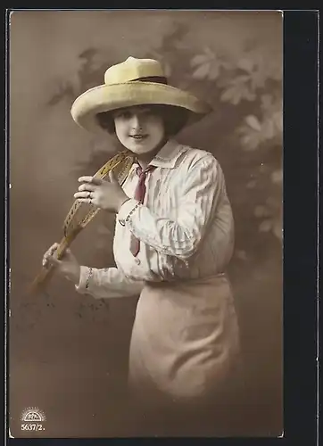 AK Junge Frau schwingt ihren Tennisschläger