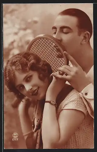 AK Liebespaar mit Tennisschläger in inniger Pose