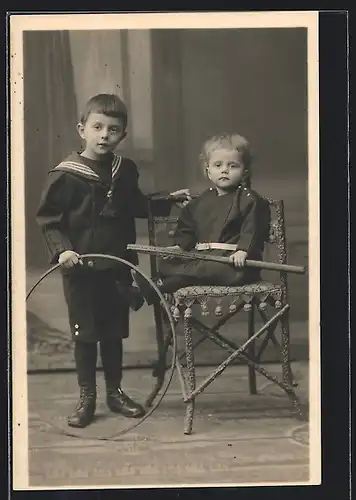 AK Kleines Mädchen hält einen Tennisschläger, Bube einen Reifen