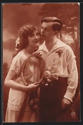 AK Liebespaar mit Tennisschläger in vertrauter Pose