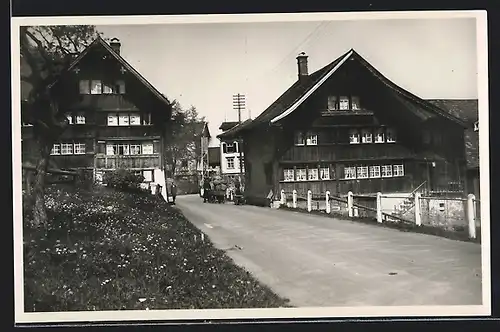 AK Walzenhausen, Anwohner stehen vor ihren Häusern