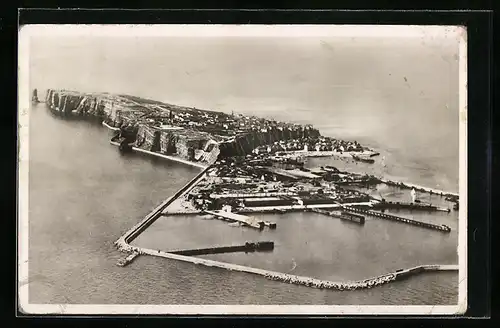 AK Helgoland, Teilansicht vor Zerstörung des Hafens vom Flugzeug aus