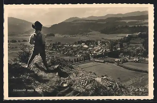 AK Neumarkt, Gesamtansicht, ein Kind schaut sich das Tal an