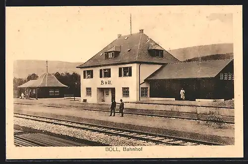 AK Boll, Bahnhof mit Bahnsteigen und Nebengebäude
