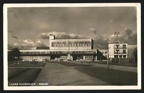 AK Lázne Podebrady, Nadrazi, Strassenpartie am Bahnhof