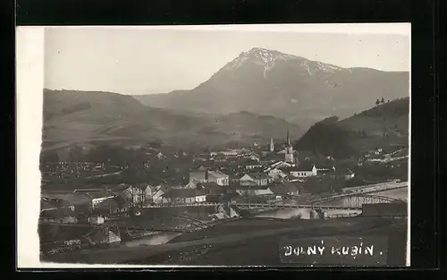 AK Dolny Kubin, Gesamtansicht mit Berg aus der Vogelschau