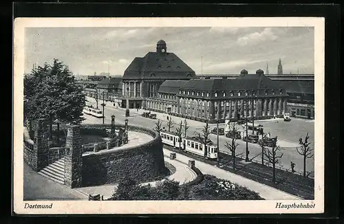 AK Dortmund, Hauptbahnhof mit Strassenbahnen, von einer Maueranlage aus