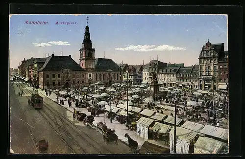 AK Mannheim, Dichtgefüllter Marktplatz mit Strassenbahn