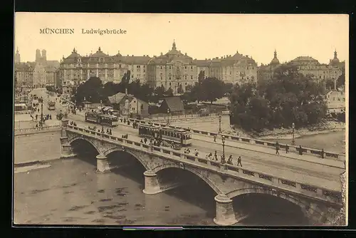 AK München, Strassenbahnen auf der Ludwigsbrücke