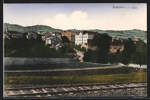 AK Kaaden / Kadan, Blick von der Eisenbahnstrecke auf die Stadt