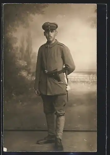 Foto-AK Soldat in Feldgrau Uniform Rgt. 172 mit Pistolentasche und Bajonett samt Portepee