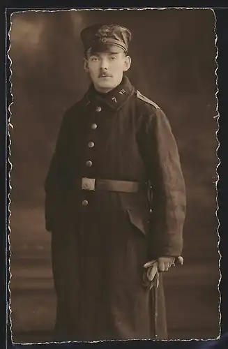 Foto-AK Landsturmmann in Uniform Rgt. 7 / VII, mit Mütze und Bajonett