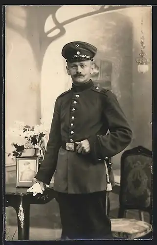 Foto-AK Soldat in Unfiorm Rgt. 179 mit Bajonett samt Portepee