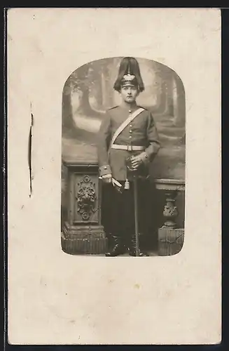 Foto-AK junger Soldat Karl in Uniform mit Pickelhaube Rosshaarbusch und Säbel samt Portepee