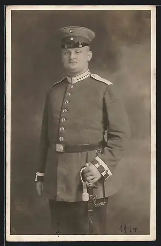 Foto-AK Uffz. K. Heber in Gardeuniform mit Säbel und Portpee