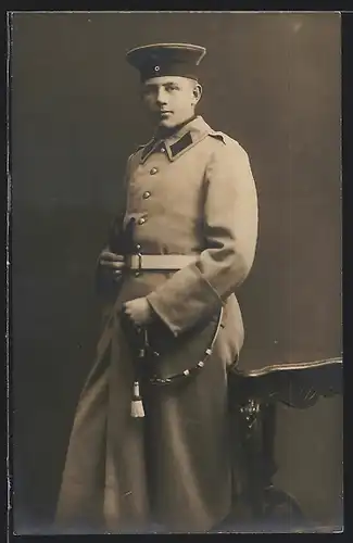 Foto-AK Soldat Wiese in Uniform I. Zug Rekr. Fahrer Batterie II. Ers. Abtl. F.A.R. mit Säbel