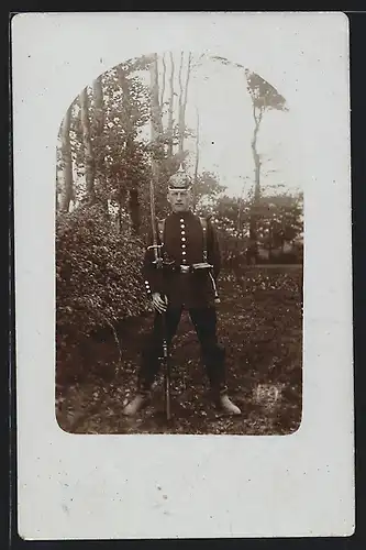 Foto-AK Soldat Willi in Uniform mit Pickelhaube Preussen, altes Bajonett auf Gewehr
