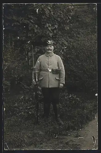 Foto-AK Landsturmmann in Uniform Landsturm-Inf.-Ers.-Batl. II Karlsruhe 1. Kompagnie, Bajonett auf Gewehr