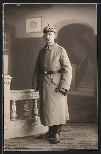 Foto-AK Soldat Karl Adler in Uniformmantel mit Pickelhaube