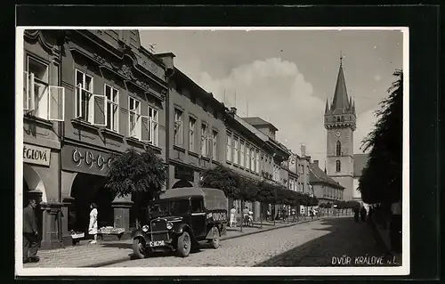 AK Dvor Kralove, Strassenpartie mit Kirche und Geschäften