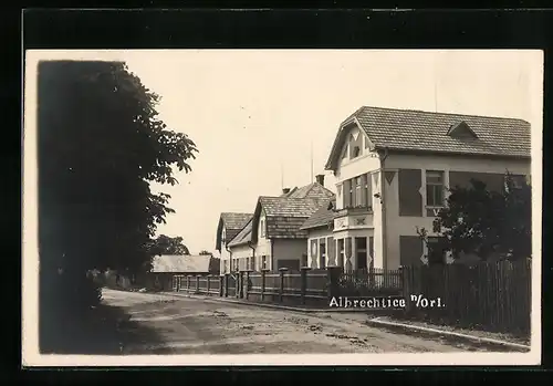 AK Albrechtice n. /Orl., Strassenpartie mit Wohnhäusern