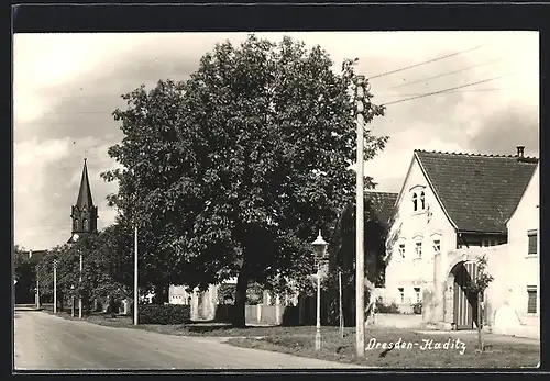 AK Dresden-Kaditz, Strassenpartie mit Blick zur Kirche