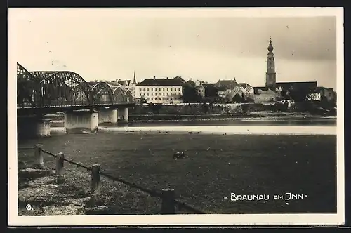 AK Braunau am Inn, Blick vom Flussufer zum Ort