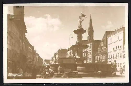 AK Steyr /O.-Ö., Strassenpartie mit Brunnen