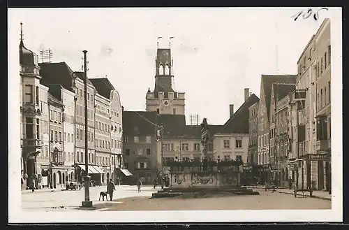 Foto-AK Braunau am Inn, Strassenpartie mit Geschäften und Brunnen