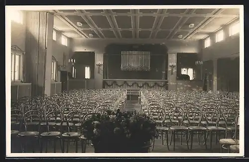 Foto-AK Dresden-Trachenberge, Ev.-luth. Mädchenbund, Saal mit Bühne