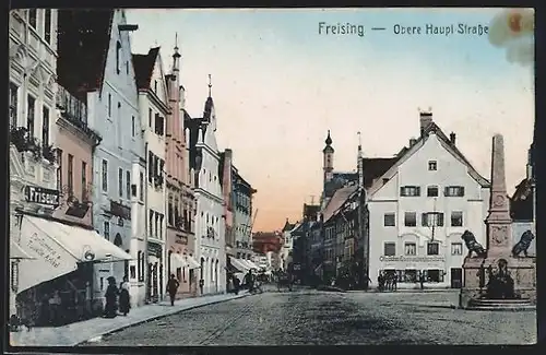AK Freising, Obere Hauptstrasse mit Geschäften und Kriegerdenkmal