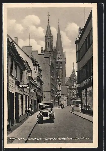 AK Bitterfeld, Kirchstrasse mit Blick auf das Rathaus und Stadtkirche